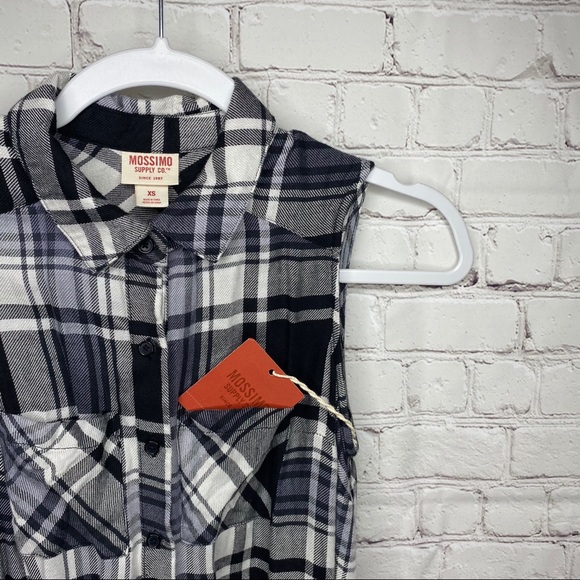 Sleeveless Plaid Button Down Shirt - Picture 3 of 3